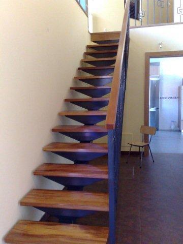 Otro ejemplo de una escalera que hace su función con una perfecta armonia con la decoración de su domicilio.