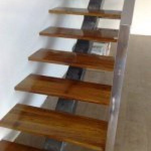Peldaños de madera de Iroco para lucir una bonita escalera de hierro.