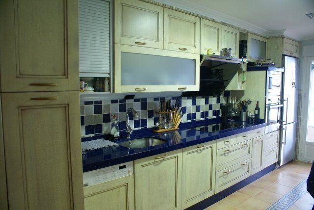 cocina de roble en terminacion laca con poro marrón