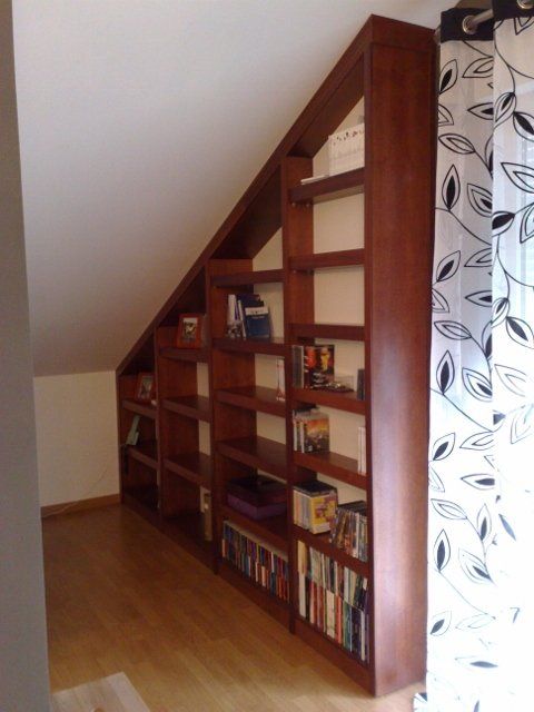 Estanteria de rechapado de iroco ajustada a pared y techo