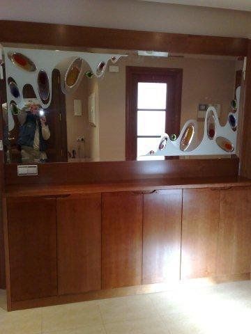 Entrada fabricada en rechapado de cerezo con un espectacular espejo para darle colorido y amplitud.