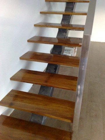 Peldaños de madera de Iroco para lucir una bonita escalera de hierro.