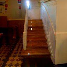 Una antigua escalera de terrazo terminó siendo una espectacular escalera que llama la atención nada más entrar en su casa.