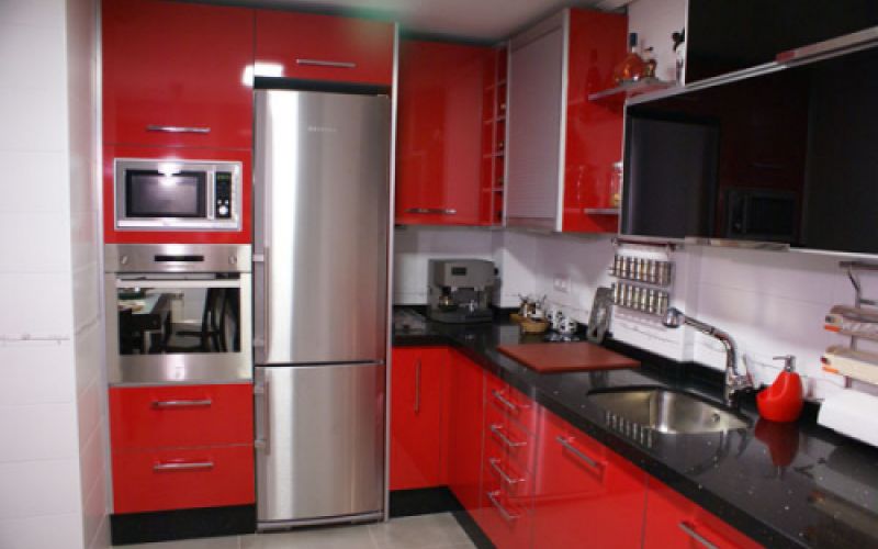 muebles de cocina rojo lacado