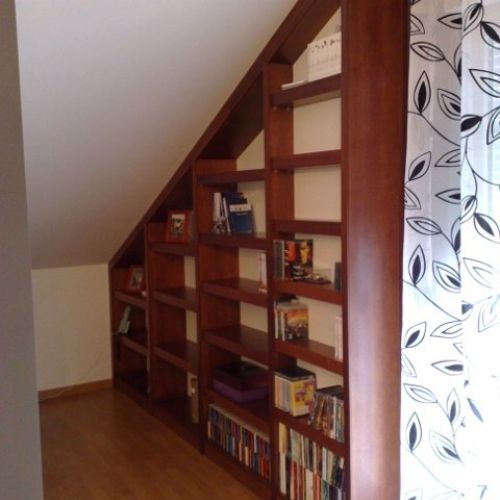 Estanteria de rechapado de iroco ajustada a pared y techo