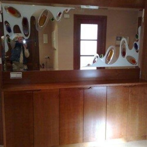 Entrada fabricada en rechapado de cerezo con un espectacular espejo para darle colorido y amplitud.