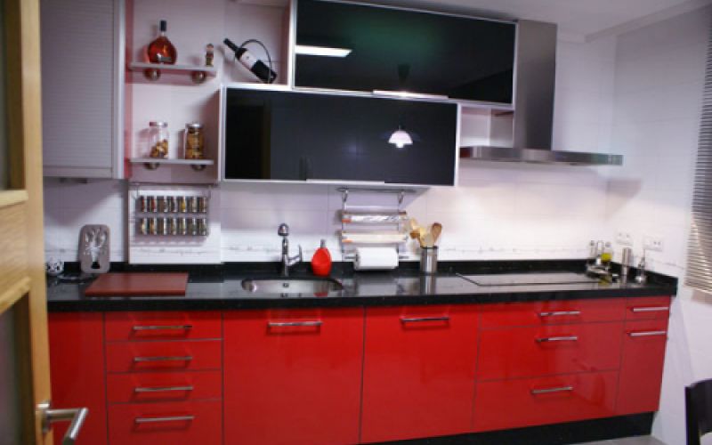 mueble de cocina rojo lacado