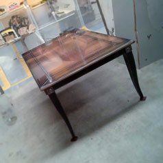 Mesa fabricada en madera de Mansonia con patinas negras y blanco roto