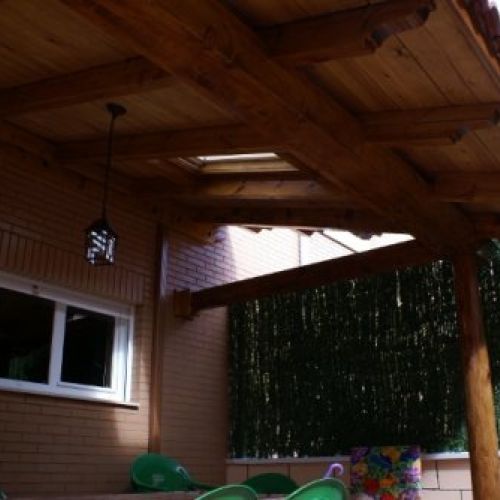 Porche realizado en pino norte con tratamiento de exteriores en color teka